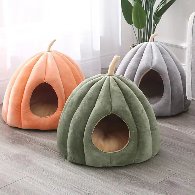 Zacht, gesloten kattenbed voor een knusse en veilige slaapplek; ideaal voor binnenkatten.