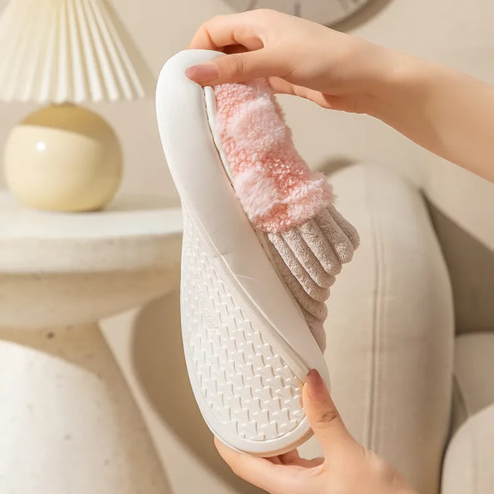 Stijlvolle geruite unisex pantoffels. Dikke, zachte en warme wintersloffen met antislip voor thuiscomfort.