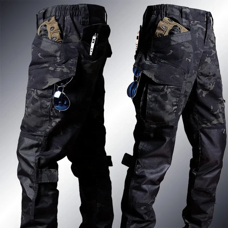 Functionele heren outdoor set in camouflage design, tweedelig. Ideaal voor survival, paintball en intensieve buitenactiviteiten.