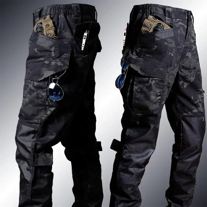 Functionele heren outdoor set in camouflage design, tweedelig. Ideaal voor survival, paintball en intensieve buitenactiviteiten.