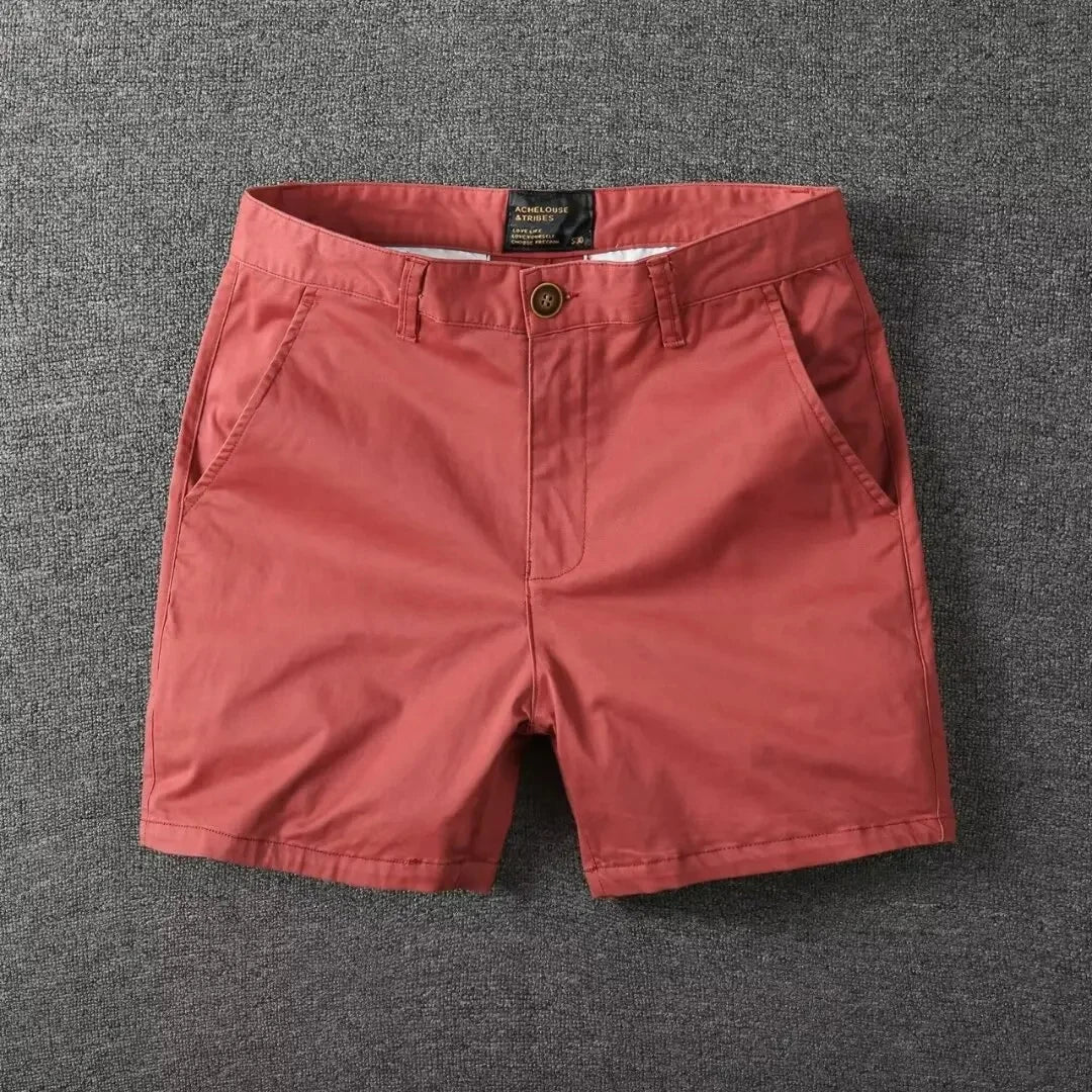 Moderne heren chino korte broek. Veelzijdig en comfortabel voor elke zomerse gelegenheid, combineert stijl en gemak.
