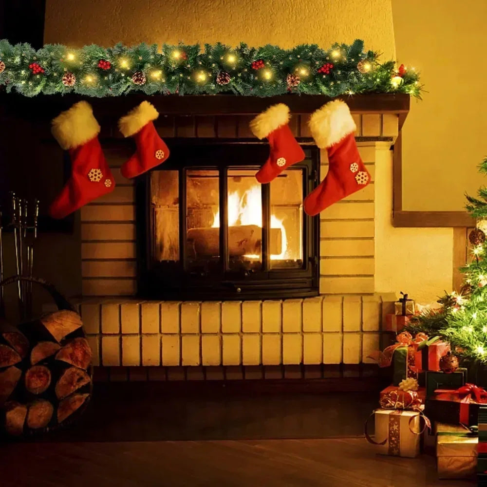 Dikke LED kerst guirlande met dennennaalden, bessen en lichtjes voor sfeervolle feestdagen.