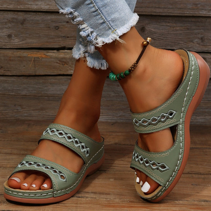Detail van stijlvolle dames sandalen, voorzien van ergonomisch gevormd orthopedisch voetbed voor extra voetondersteuning.