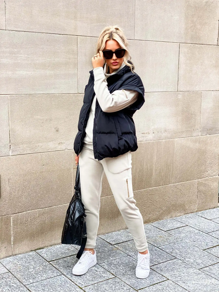 Mouwloze oversized dames bodywarmer. Stijlvol puffer vest, ideaal voor laagjes. Comfortabele wintermode voor elke vrouw.