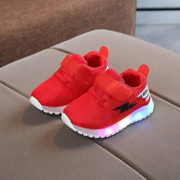 Zwarte kinder LED sneakers met knipperende lichtjes, trendy en veilig voor actieve kinderen. Leuke sportschoenen.