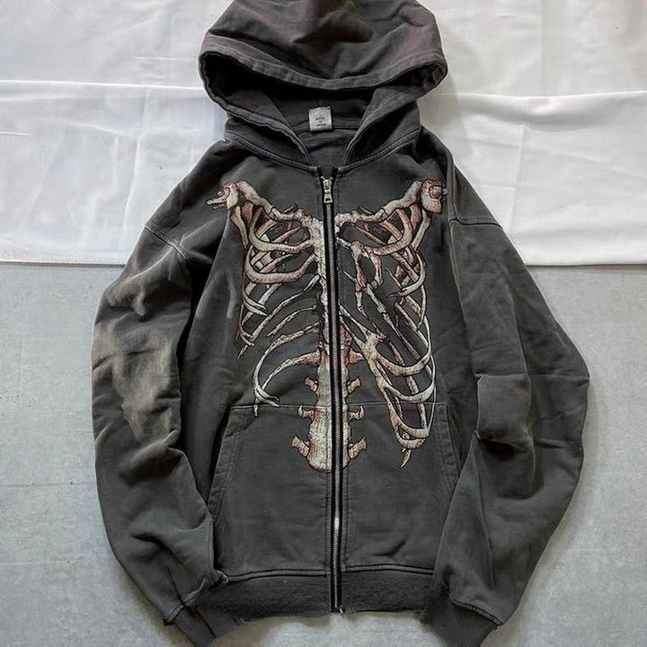 Comfortabele zwarte dameshoodie in trendy gothic stijl, perfect voor een unieke herfst streetwear look.