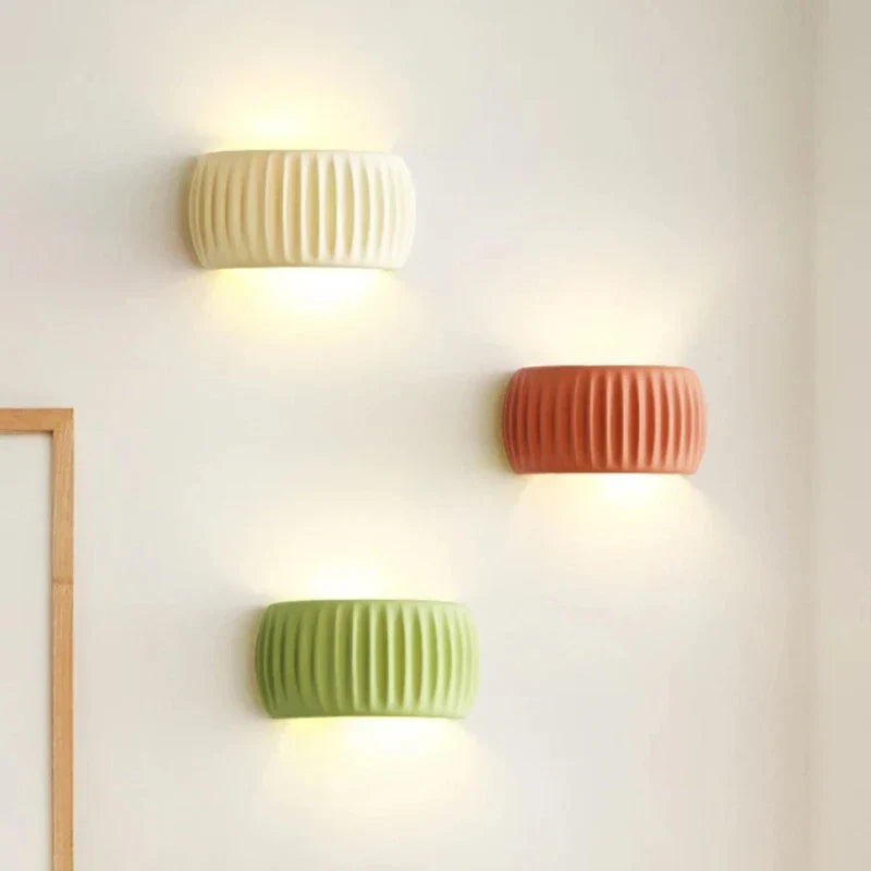 Strakke moderne LED muurlamp, ideaal voor woonkamer of slaapkamer.