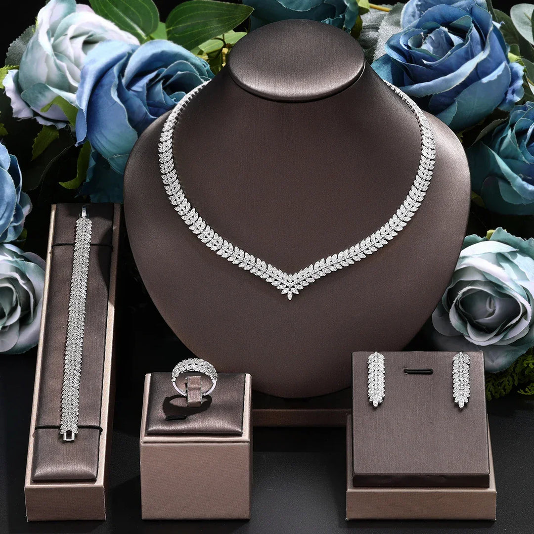 Glanzende zirkonia bruidssieradenset (goud/witgoud look) met elegante halsketting, oorbellen, armband en ring.