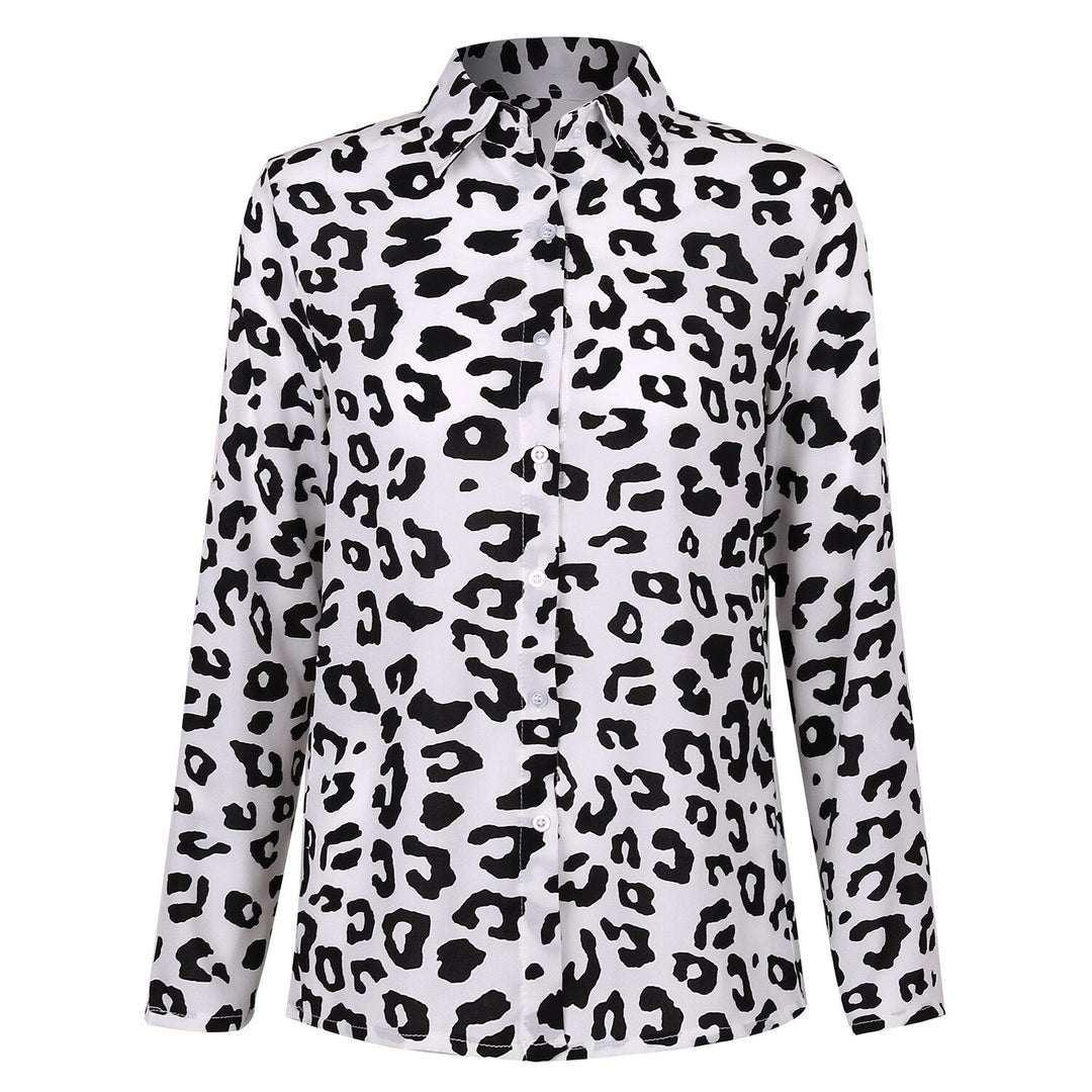 Model draagt luchtige dames zomerbloes met bloemenprint. Comfortabele V-hals top, casual fashion met halve mouwen.