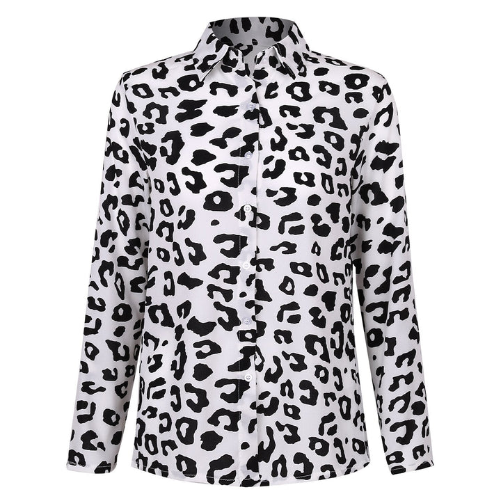 Model draagt luchtige dames zomerbloes met bloemenprint. Comfortabele V-hals top, casual fashion met halve mouwen.