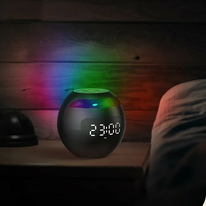 Digitale LED wekker met instelbaar nachtlampje en slaapfuncties, plus Bluetooth speaker voor ontspanning.