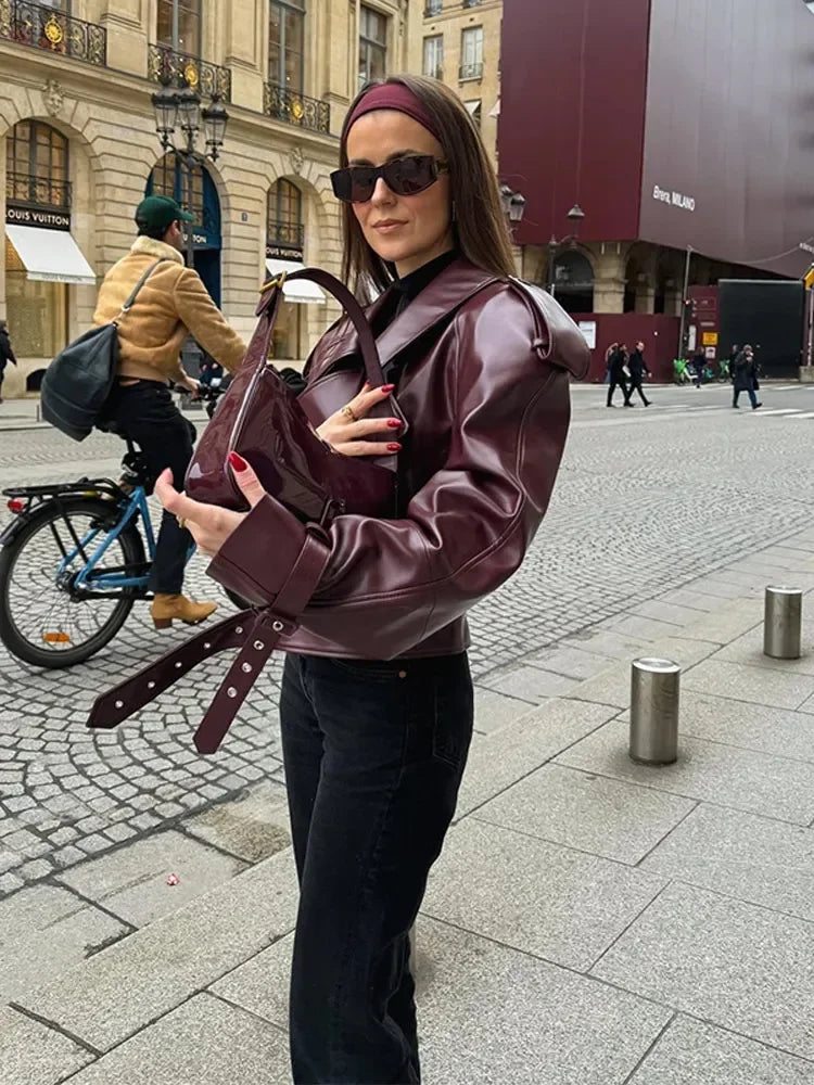 Modieus kort bordeauxrood damesjasje met reverskraag, ideaal voor lente/zomer streetstyle.