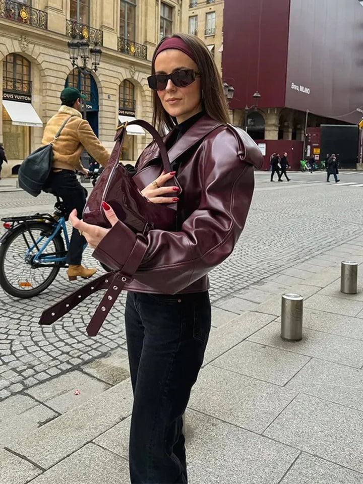 Modieus kort bordeauxrood damesjasje met reverskraag, ideaal voor lente/zomer streetstyle.