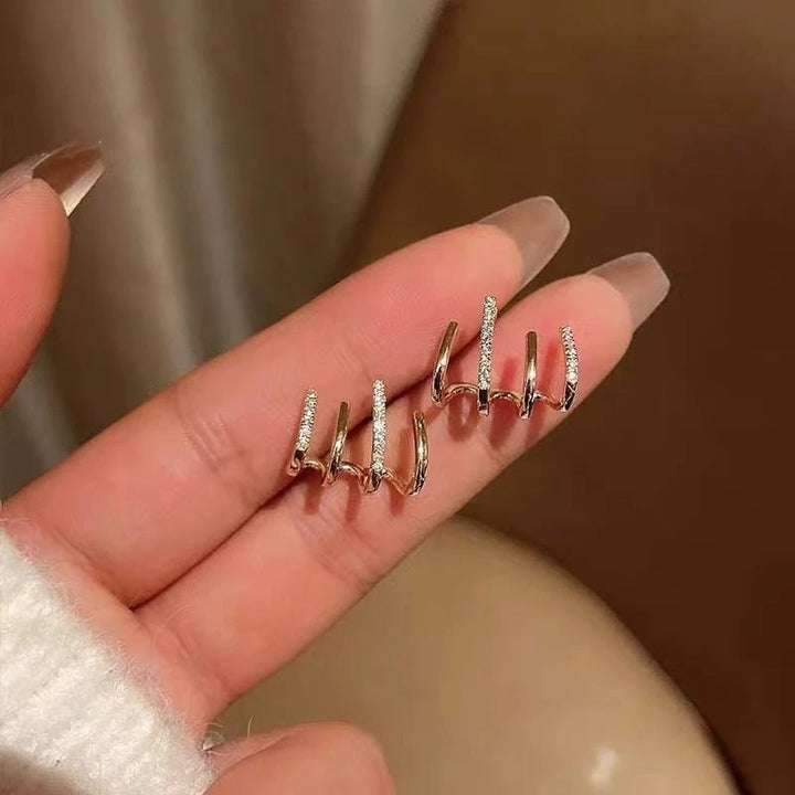 Vrouwelijke zirkonia klauw oorbellen die elegantie en een speels piercing effect combineren.