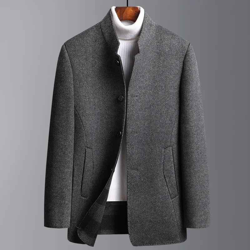 Warme heren winterjas met praktische capuchon en zakken, biedt waterdichte bescherming en functionaliteit.