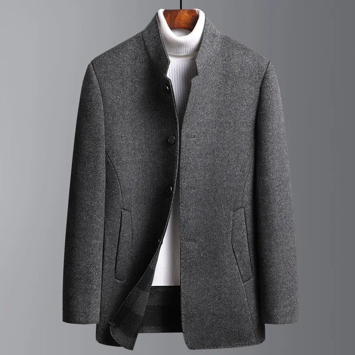 Warme heren winterjas met praktische capuchon en zakken, biedt waterdichte bescherming en functionaliteit.