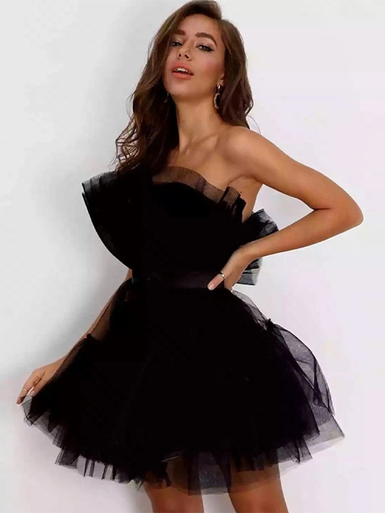 Rode strapless damesjurk, korte feestjurk, elegant & opvallend, een zomerse must-have.
