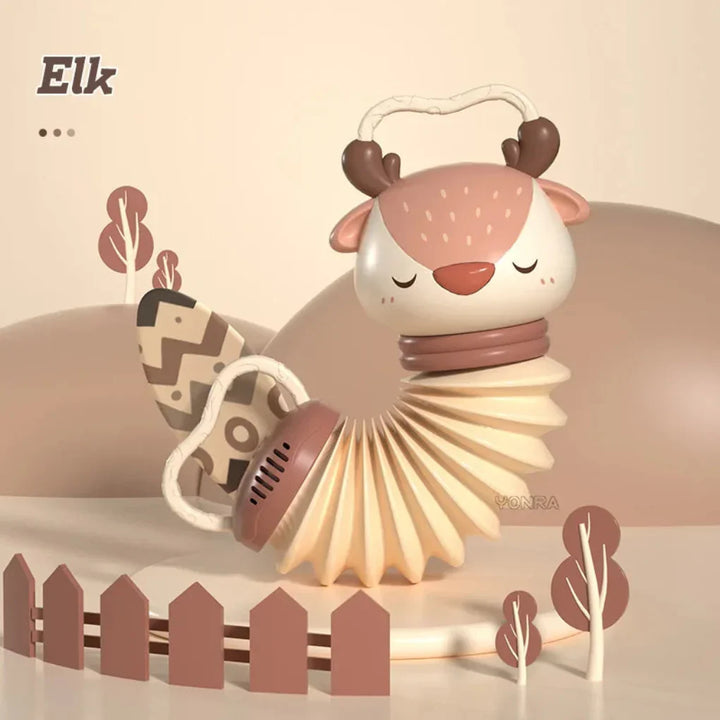 Close-up van de 2-in-1 baby accordeon rammelaar, toont de leuke details en kindvriendelijke materialen.