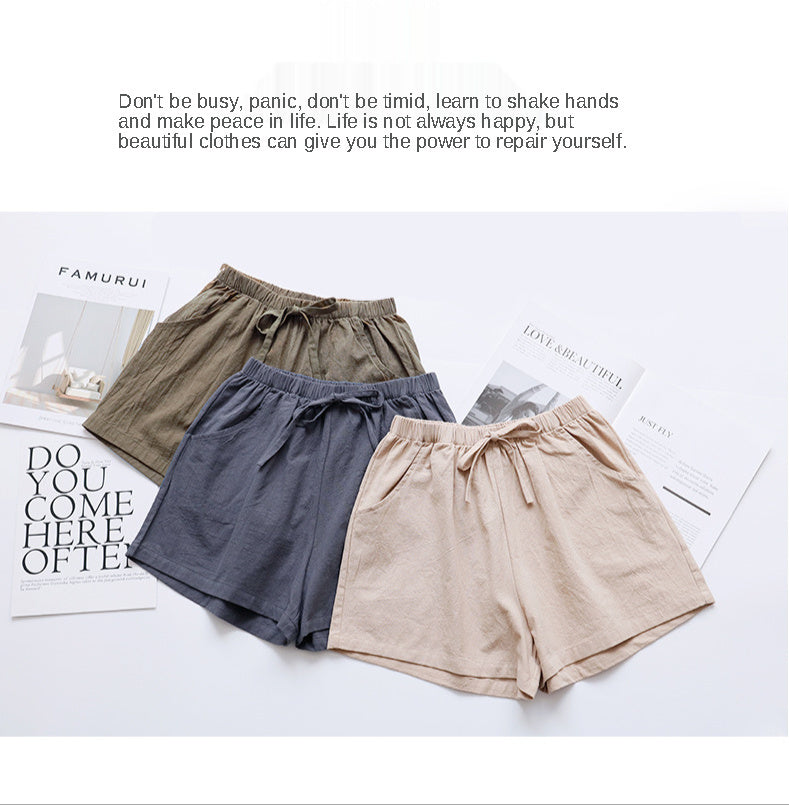Vrouw draagt Lindy dames shorts op zonnige dag. Comfortabele en stijlvolle zomerkleding.