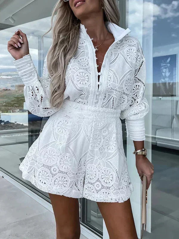 Dames tweedelige zomer set met kanten crop top en bijpassende shorts. Perfect voor warme dagen.
