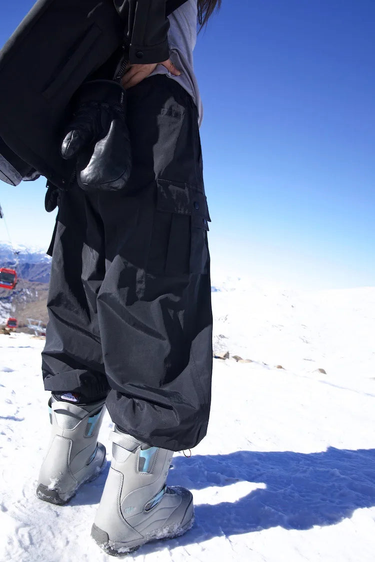Gevoerde baggy winterbroek voor skiën, sneeuw en outdoor avonturen. Biedt optimale warmte en bewegingsvrijheid.