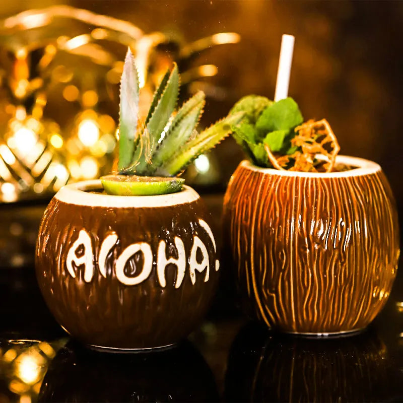 Vrolijke cocktail mok gevuld met drank, perfect bar accessoire.