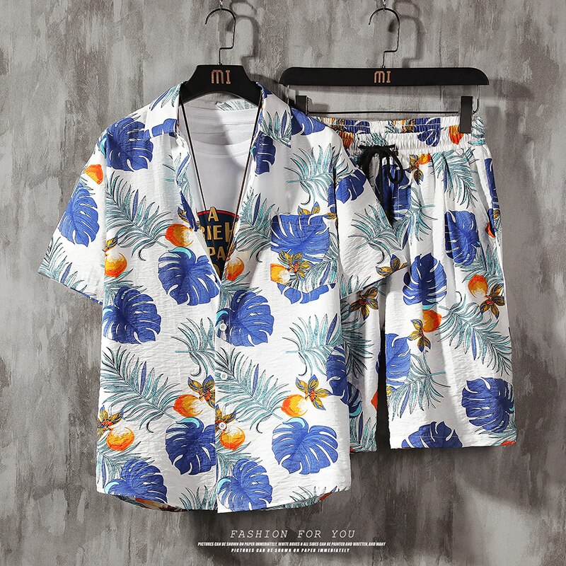 Complete heren zomeroutfit: vrolijk patroon shirt en bijpassende korte broek voor strand of festival.