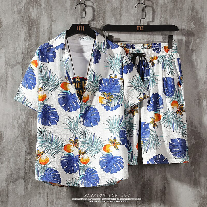 Complete heren zomeroutfit: vrolijk patroon shirt en bijpassende korte broek voor strand of festival.