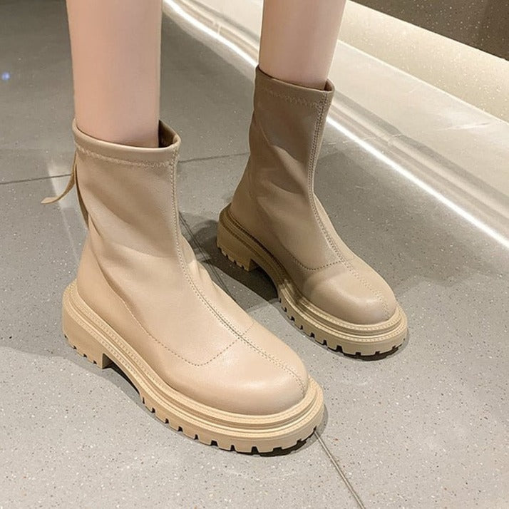 Dames Xina plateau enkellaarsjes aan model, trendy winterlaarzen, comfortabel en stijlvol voor elke gelegenheid.