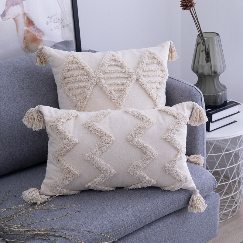 Beige boho kussensloop met geweven patroon en kwastjes, perfect als bankkussen voor sfeervolle decoratie.