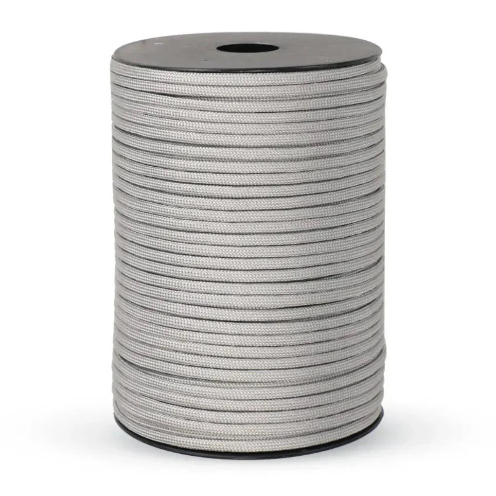 Detail van de sterke structuur van het 9-kern militair survival paracord touw voor outdoor gebruik.