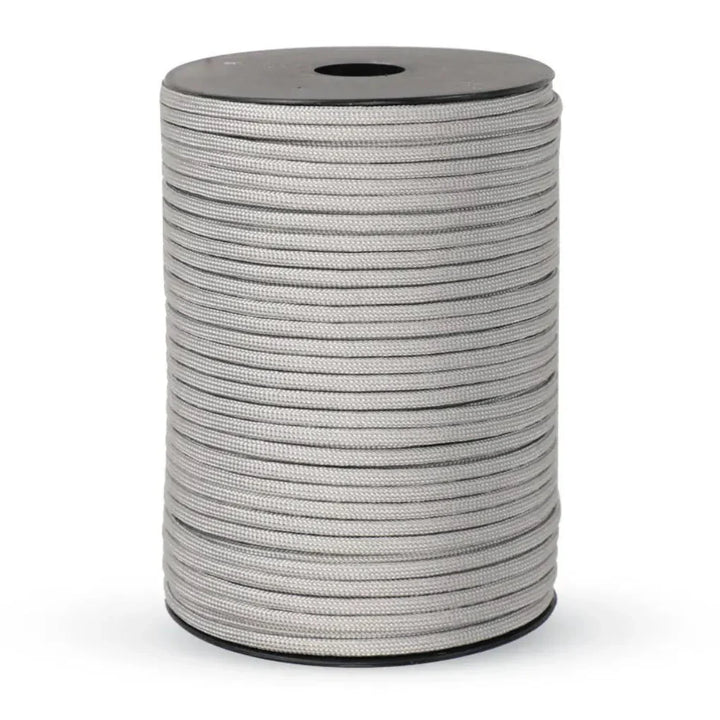 Detail van de sterke structuur van het 9-kern militair survival paracord touw voor outdoor gebruik.