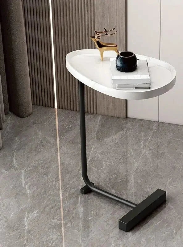 Minimalistische accenttafel, modern en compact, past perfect in een hedendaags interieur.