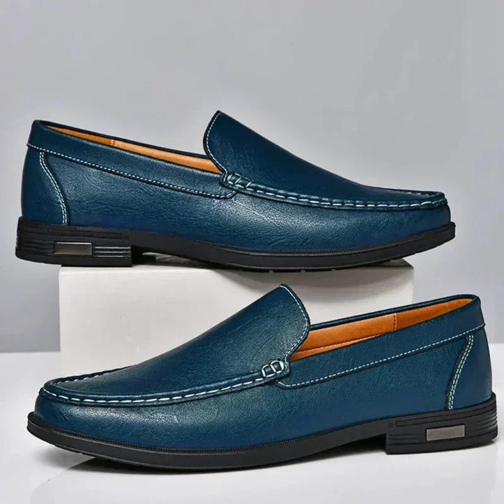 Elegante blauwe heren instapmocassins van leer, handgestikt voor tijdloze zomer- en lentemode.