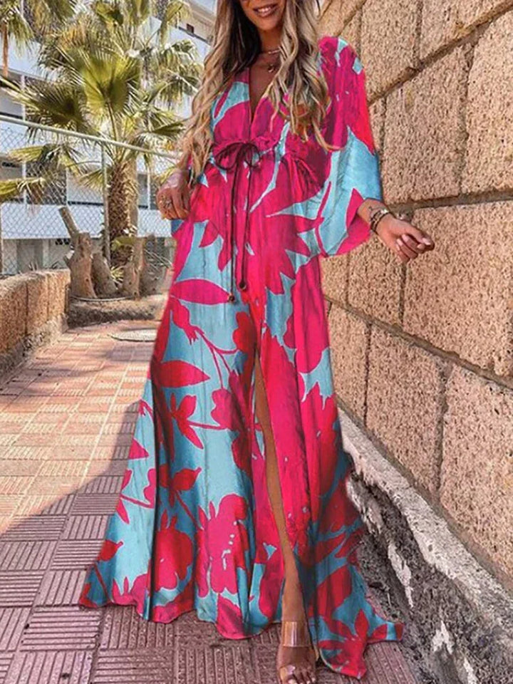 Vrouwelijke Zamara strandjurk met kleurrijke print, perfect voor een ontspannen dag op het strand of bij het zwembad.