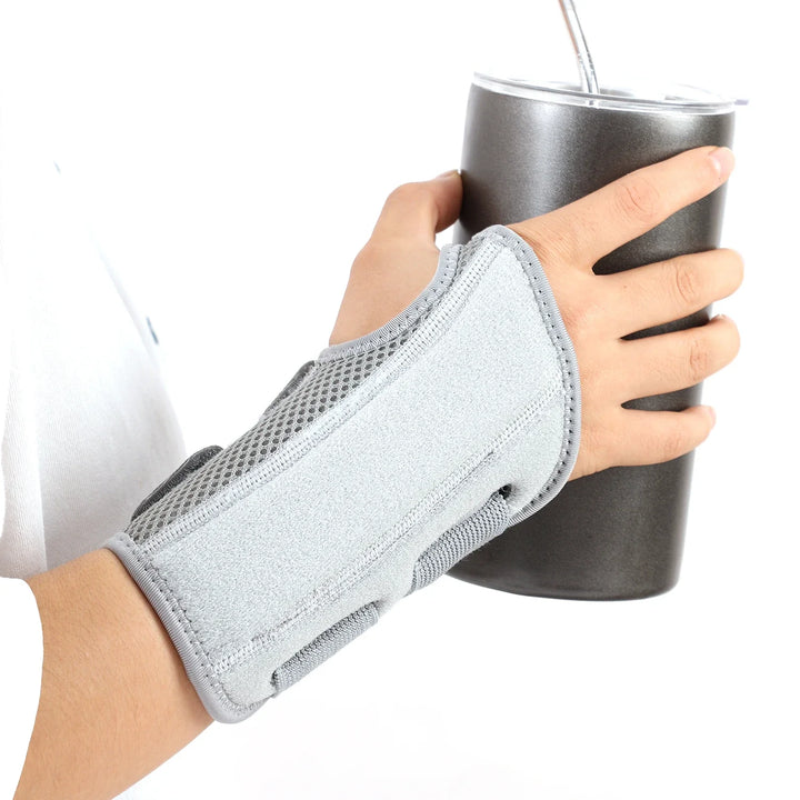 Sportieve polsbrace met spalk voor extra ondersteuning tijdens activiteit en snel herstel.