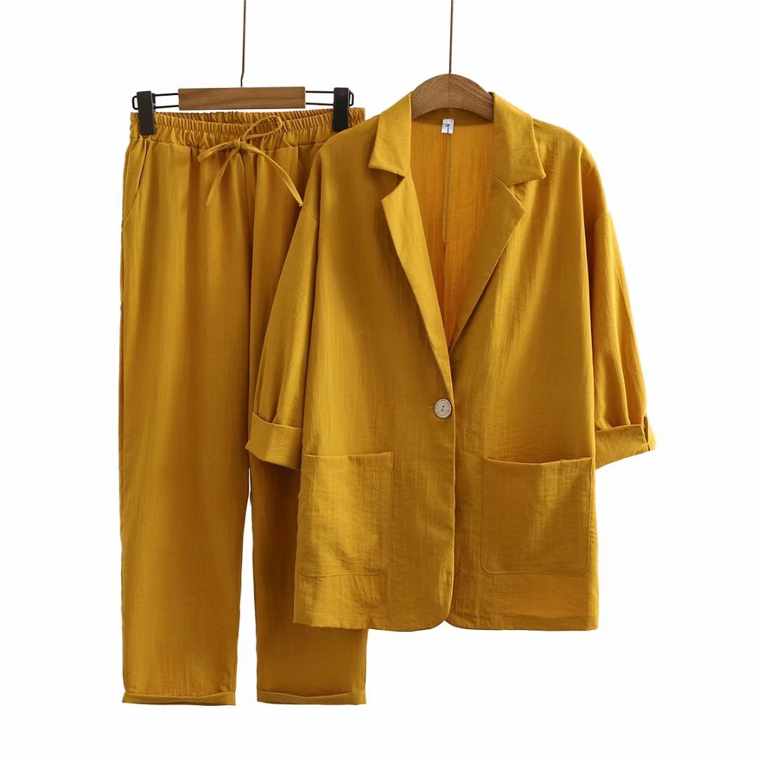 Comfortabele dames kledingset met stijlvolle blouse en broek, perfect voor loungewear of casual lente/zomer mode.