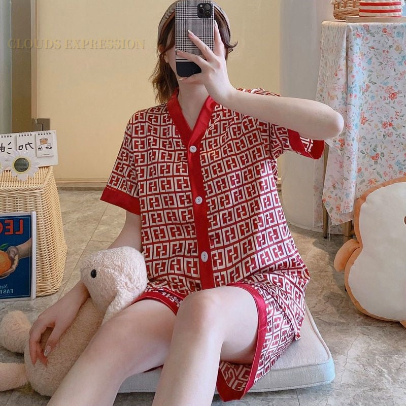 Stijlvolle nachtmode voor dames, deze zachte pyjamaset biedt ultiem comfort.