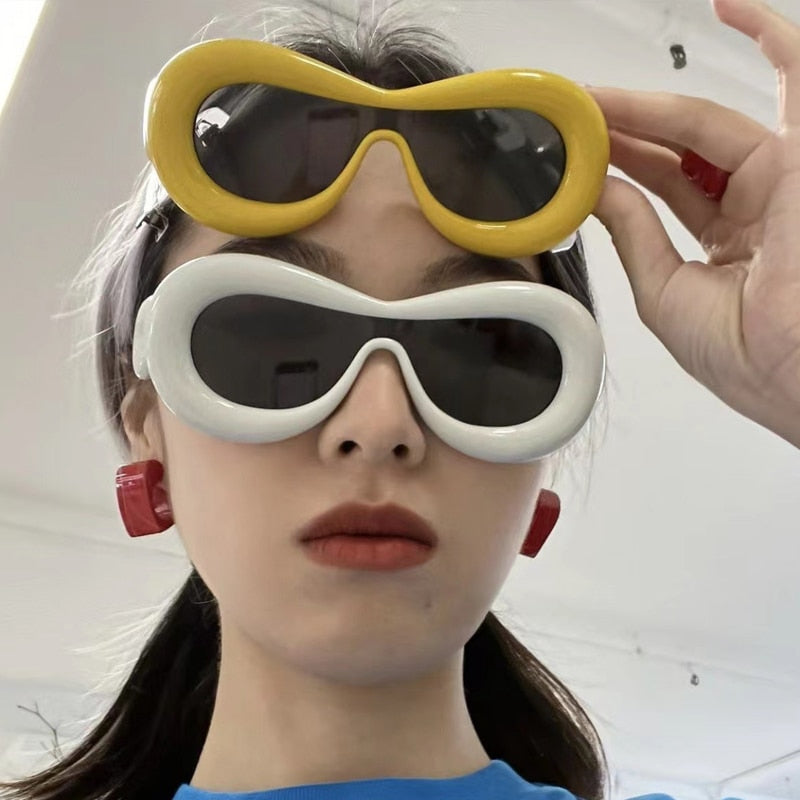 Trendy futuristische zonnebril; dé eyecatcher voor zomerse mode en festivals.