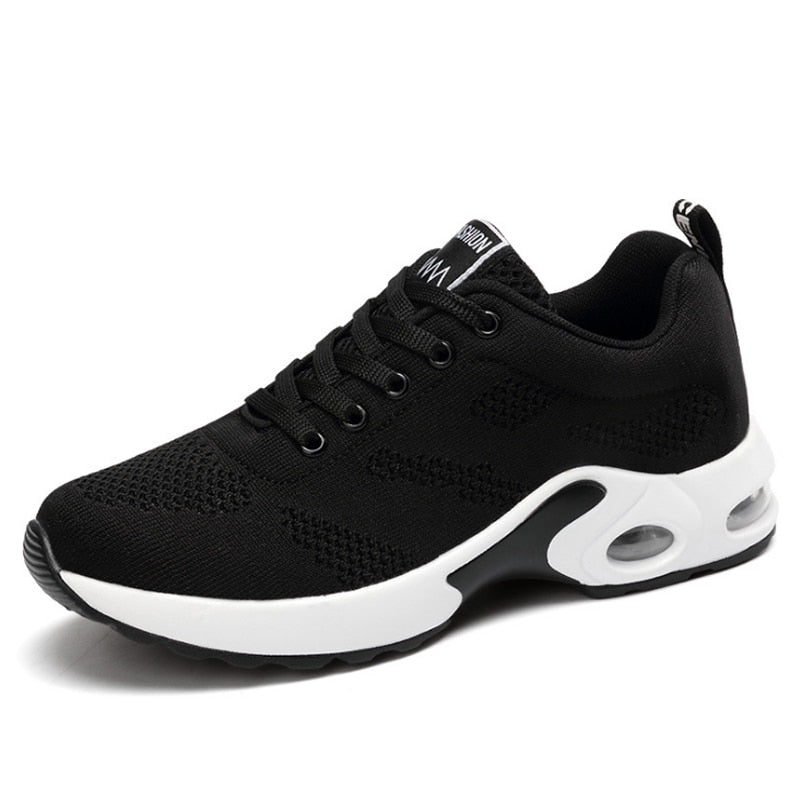 Close-up van ademend mesh materiaal op RunnyShoes™ dames sportschoenen, zorgt voor maximale ventilatie en comfort.