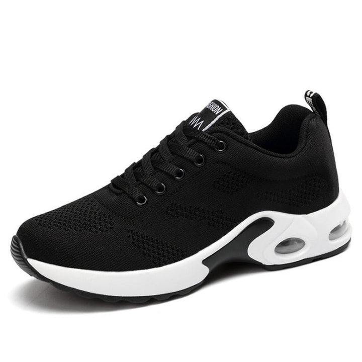 Close-up van ademend mesh materiaal op RunnyShoes™ dames sportschoenen, zorgt voor maximale ventilatie en comfort.