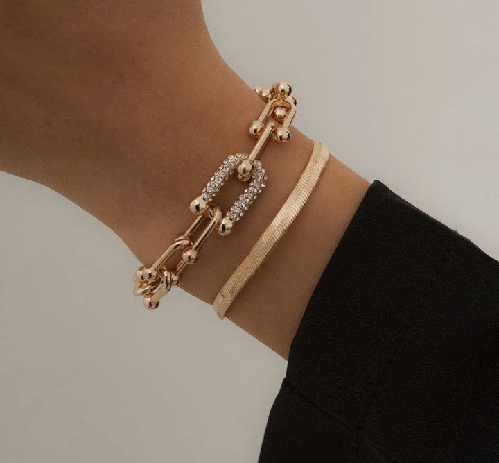 Tijdloze damesarmbanden set van 2, verkrijgbaar in glanzend goudkleurig en zilverkleurig.