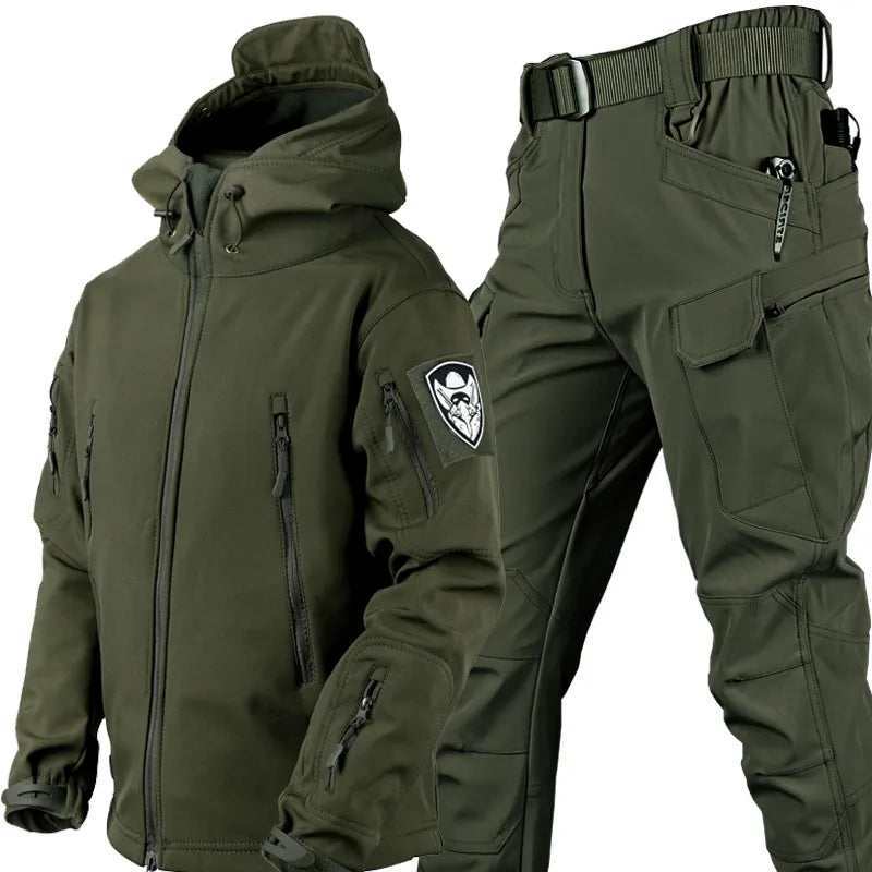 Man draagt comfortabele tactische wind- en waterdichte outdoor set Logan tijdens wandelen. Ideaal voor avontuur.