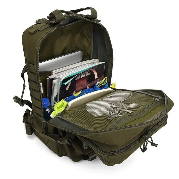 Achterkant van de waterdichte tactische rugzak met ergonomische schouderbanden voor optimaal comfort.