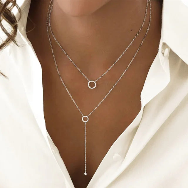 Vergulde damesketting met minimalistische cirkel, een elegant sieraad voor dagelijks gebruik of feestjes.
