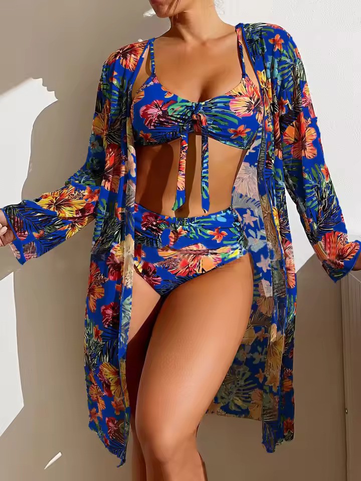 Zonnige Hoymans bikiniset, de ideale dames zwemkleding voor ontspanning aan het water in de zomer.