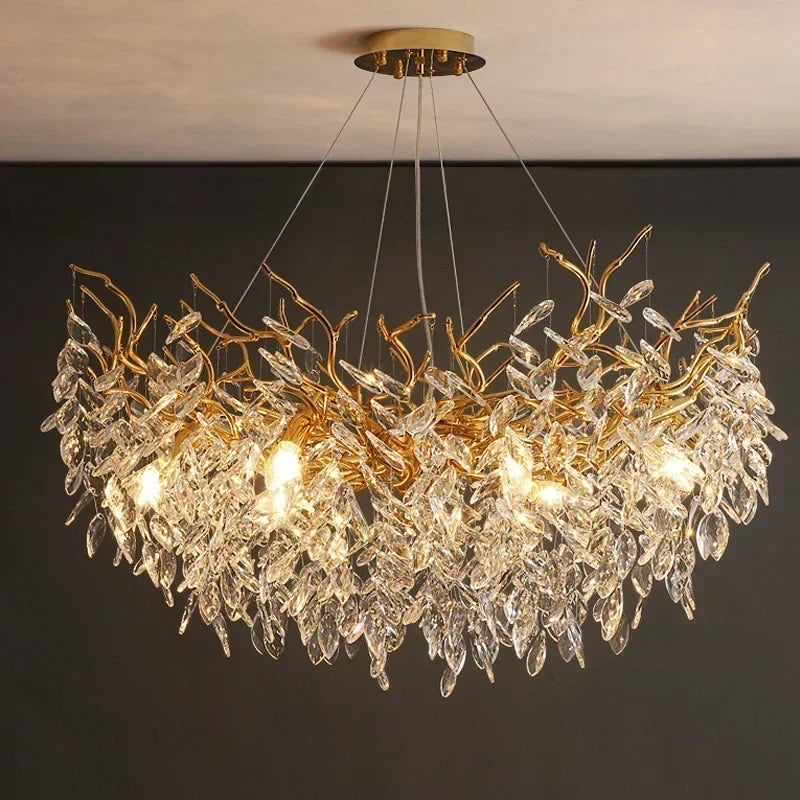 Aurelia: een verfijnde kristallen kroonluchter met bladmotief, perfect voor sfeerverlichting.