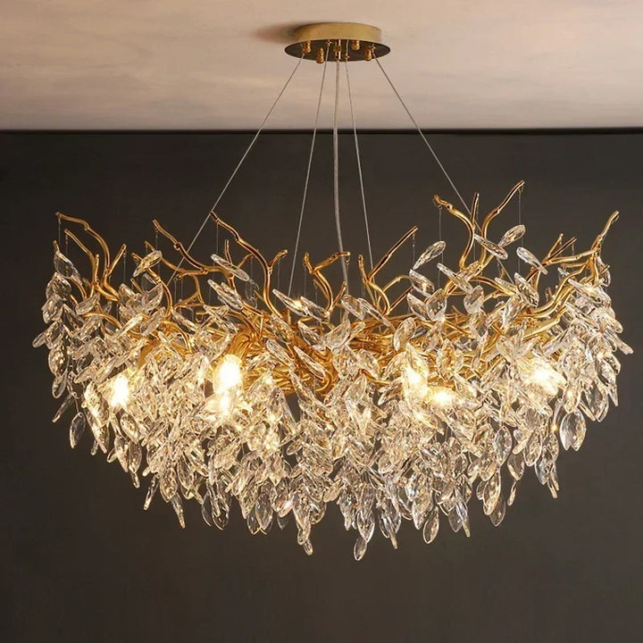 Aurelia: een verfijnde kristallen kroonluchter met bladmotief, perfect voor sfeerverlichting.