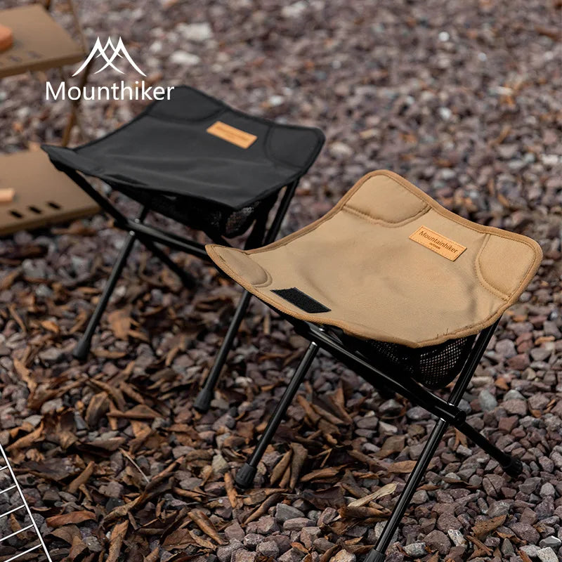 Lichtgewicht draagbare outdoor stoel met aluminium frame, verkrijgbaar in khaki en zwart.