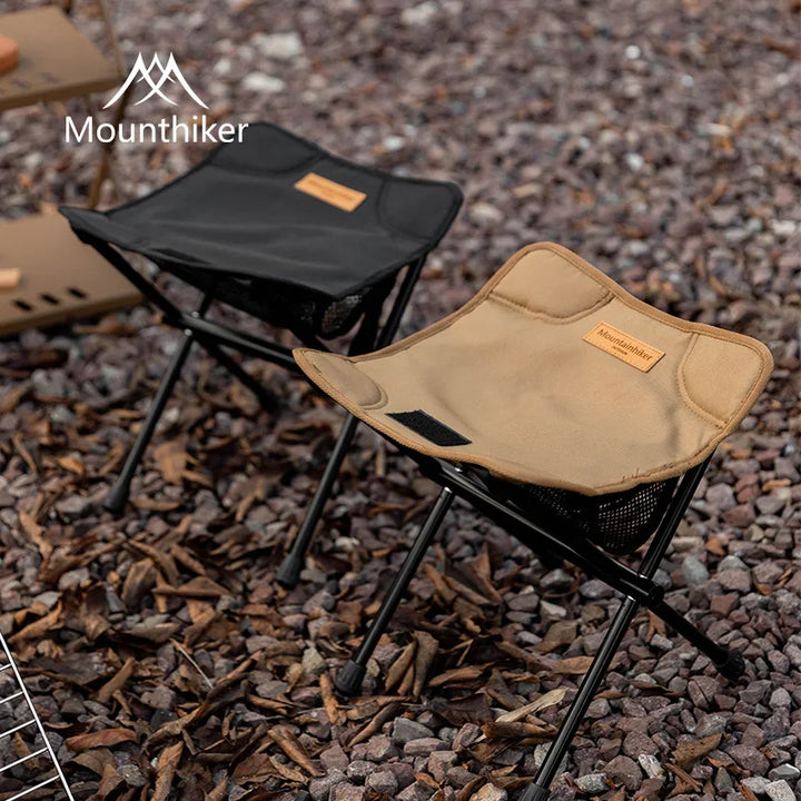 Lichtgewicht draagbare outdoor stoel met aluminium frame, verkrijgbaar in khaki en zwart.